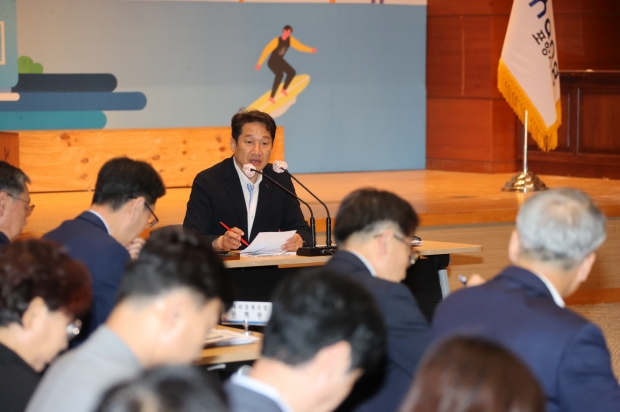 김남일 포항시 부시장이 6월 확대간부회의를 주재하며 이차전지 특화단지 지정 등 핵심 현안에 총력을 다할 것을 당부하고 있다.