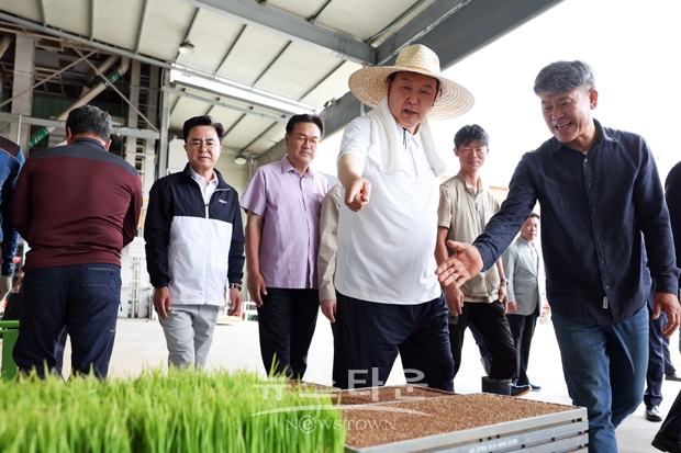 김태흠 충남도지사가 6월 7일 부여 꿈에영농조합법인에서 진행한 벼 모내기 행사에 윤석열 대통령과 함께 참석, 스마트팜에 대한 관심과 지원을 건의했다.