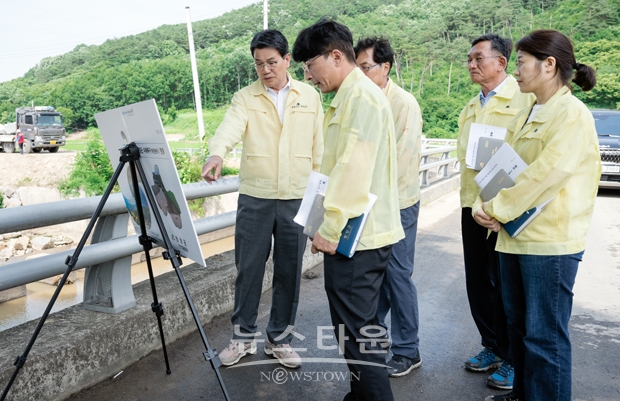 김돈곤 청양군수가 지난 6월 5일 안전총괄과, 건설정책과 등 담당 부서와 자율방재단 등 유관 기관·단체와 함께 지난해 8월 기록적 폭우로 피해가 심했던 온직천과 매암천, 턱골 저수지 붕괴지역의 복구현황을 세심하게 살피고 안전시설 설치 등 사업장 내 근로자 관리 실태를 점검했다.