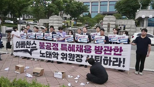 장예찬 국민의힘 청년최고위원이 8일 과천 중앙선거관리위원회를 항의방문했다. /장예찬 페이스북