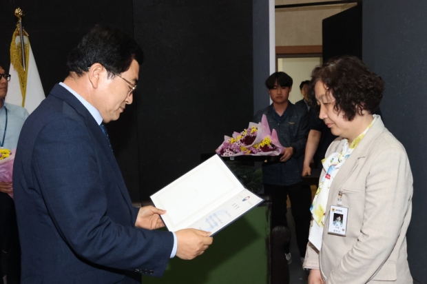 주낙영 시장이 7일 직원 정례석회시 서강 지역보건과장에게 2022년 아토피·천식 예방관리사업 질병관리청장상을 수여하고 있다.