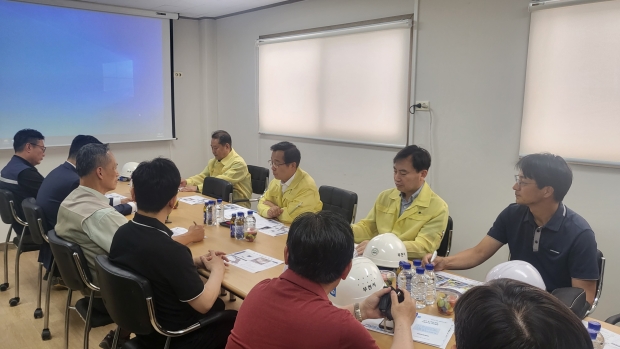 합동점검에 직접 참여한 송재환 부시장은 건설현장 안전사고 예방에 철저를 기해줄 것을 당부했다