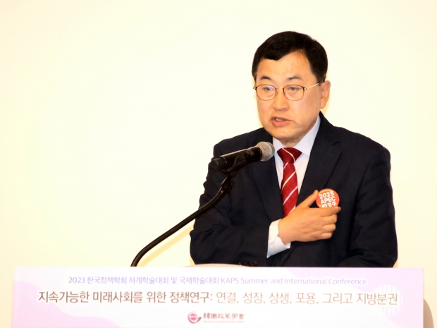 14일 경주화백컨벤션센터에서 SMR산업을 주제로 한 ‘경북SMR국제포럼’이 열린 가운데, 주낙영 경주시장이 축사를 하고 있다.