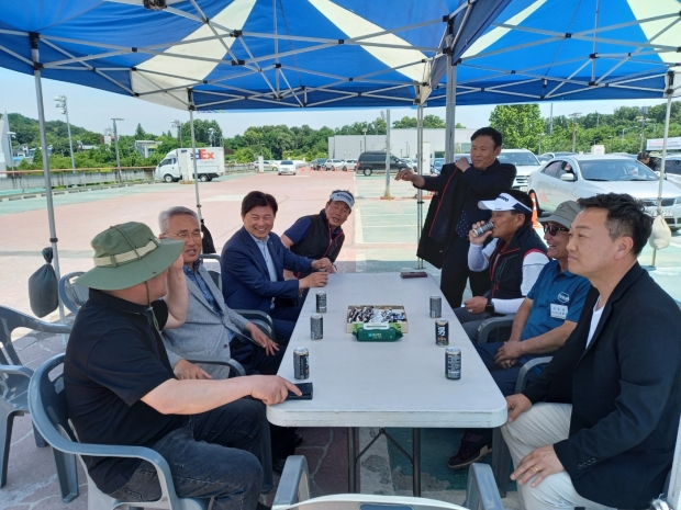 조용익 부천시장이 자동차 무상 안전점검 현장을 방문하여 행사에 참여한 정비업대표자들을 격려했다