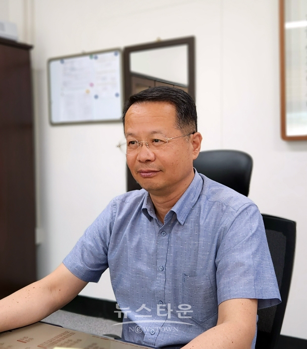 아산시 박태규 수도사업소장이 6월 21일 서면 브리핑을 통해 수도사업소에서 추진하고 있는 주요 사업 현황과 향후 계획을 밝혔다. 박 소장은 “최근 생활에 밀접한 여러 공공요금이 인상됨에 따라 서민의 경제적 부담이 가중되고 있는 가운데 수도 요금 인상을 유보하여 시민의 부담을 줄이겠다”고 밝혔다.