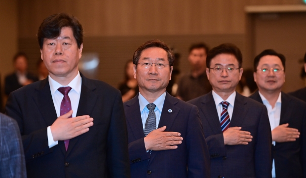 유정복 인천광역시장이 21일 서울 더케이호텔에서 열린 ‘제56차 대한민국 시도지사협의회 임시총회’에 참석해 공동 현안을 논의했다.이날 회의에는 전국 시도지사 및 부단체장 등이 모여 ▲시도지사협의회 2023년도 제1회 추가경정 예산안 ▲시도 자치조직권 확대 ▲지역발전 통합생태계 활성화 ▲지방시대 실현을 위한 ｢우선추진 정책과제｣ 추진계획 등을 논의했다.또 중앙지방협력회의에 상정하기 위해 관리 중인 ▲교육재정 합리화 ▲특별행정기관 지방정부 대상 일괄이관 ▲자치경찰제 개선 등의 안건도 상정됐다.특히 각시도의 제안 및 협조 사항 토론 순서에서, 협의회 부회장인 유정복 시장은 ▲행안부의 지역사랑상품권 지침의 사용처 제한사항 변경 ▲정당 현수막(옥외광고물법) 관련 조항 폐지 등을 건의했다.유 시장은 “지역사랑상품권 지침의 과도한 사용처 제한 변경과 시민의 안전을 저해하고 도시미관을 해치는 정당 현수막 관련 조항 폐지를 위해 지방정부가 머리를 맞대고 힘을 모아 공동 대응을 해줄 것을 협조 요청했다”며 “시민의 권리보장과 행복한 삶을 위해 지역과 당파를 초월한 협력으로 진정한 지방시대를 열 수 있도록 지속 노력하겠다”고 말했다.