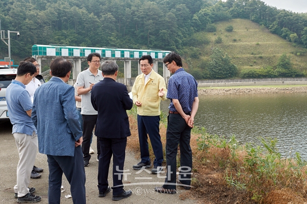 박경귀 아산시장이 지난 6월 22일 아산시 송악면 송악저수지를 방문, 저수율을 확인하고 한국농어촌공사 아산지사와 관련 부서 담당자들에게 “2020년 집중호우 때와 같은 피해는 더 이상 없어야 한다”며 “홍수기 전 저수지 사전 방류 등을 통해 저수율 조정과 시설물 점검에 힘써 달라”고 당부했다.