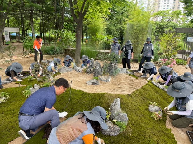부천 시민정원사 6기 교육생들이 부천중앙공원에서 탄소흡수원 조성 실습을 하고 있다.