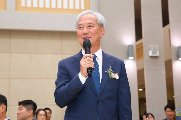27일 경주시청 알천홀에서 2023년도 상반기 명예퇴임식이 열린가운데 오영신 시민행정국장이 퇴직자를 대표해 소회를 밝히고 있다.