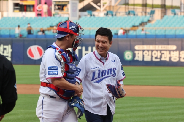지난해 열린 KBO 프로야구 삼성라이온즈 경기에서 시구자로 나선 이강덕 포항시장