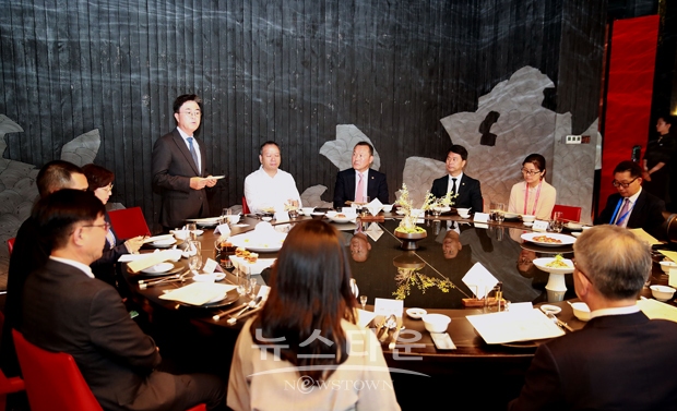 김태흠 충남도지사가 6월 29일 중국 순방 셋째 날 쓰촨성 청두시의 한 호텔에서 장구이펑 쓰촨대학 금강학원 이사장, 옌스징 총장과 오찬 간담회를 갖고 순천향대와의 교류 협정 체결을 축하했다.