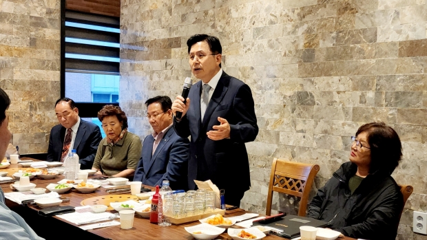 인천시민과의 간담회에 인사말을 하고 있는 황교안 전)국무총리