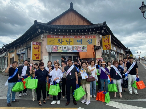 경주시가 지난 29일 황리단길을 찾아 시민과 관광객 및 식당 업주를 대상으로 식중독 예방 캠페인을 실시하고 있다.