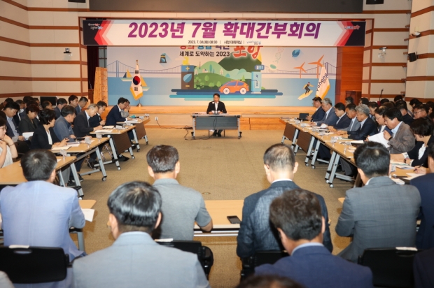 포항시는 4일 시청 대회의실에서 김남일 포항시 부시장 주재로 확대간부회의를 개최했다.