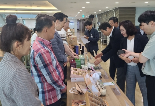 김남일 포항시 부시장이 지난달 23일 개최된 포항시 농특산물 공동상표 관리위원회에서 인증 업체 제품들을 심의하고 있다.