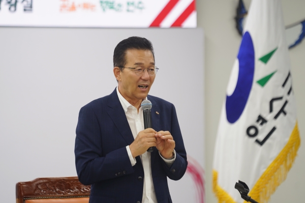 이재호 연수구장이 ‘여름방학 대학생 행정체험연수’ 오리엔테이션에서 인사말을 하고 있다.