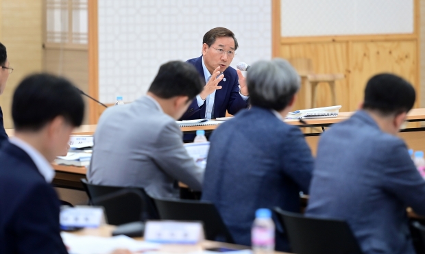 유정복 인천광역시장이 7일 시청 대회의실에서 열린 '2023 상반기 시정혁신과제 추진상황 보고회'에서 혁신과제 추진상황 및 신규과제를 점검하고 있다.