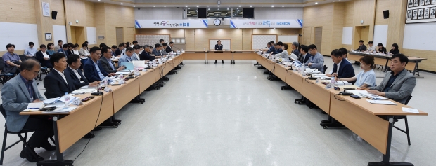 유정복 인천광역시장이 7일 시청 대회의실에서 열린 '2023 상반기 시정혁신과제 추진상황 보고회'에서 혁신과제 추진상황 및 신규과제를 점검하고 있다.