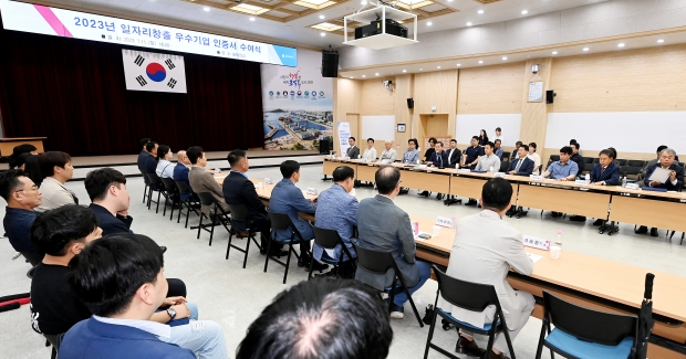 유정복 인천광역시장이 11일 시청 대회의실에서 열린 '2023년 일자리창출 우수기업 인증서 수여식'에서 인사말을 하고 있다