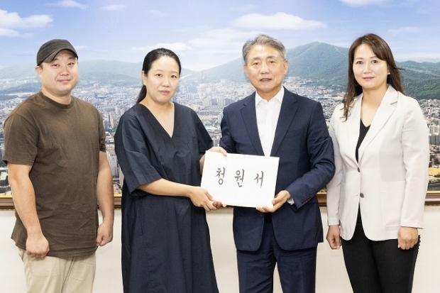 신지수 인천 계양구의원이 윤환 계양구청장에게 청원서를 전달하고 있다.