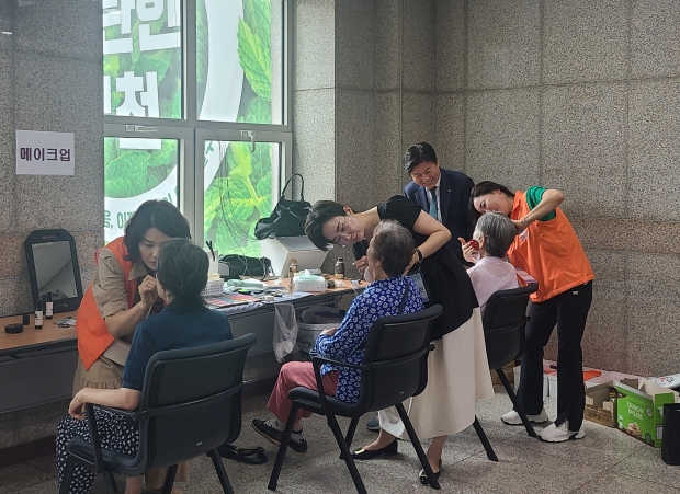 봉사단원들이 어르신들의 머리 손질 및 메이크업을 지원했다. 어르신과 대화하는 조용익 부천시장 모습
