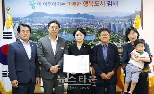 홍태용 김해시장이 의사자로 인정된 고 안준호 씨의 배우자 배현주 김해시의원에게 지난 7월 18일 의사자 증서를 전달했다.