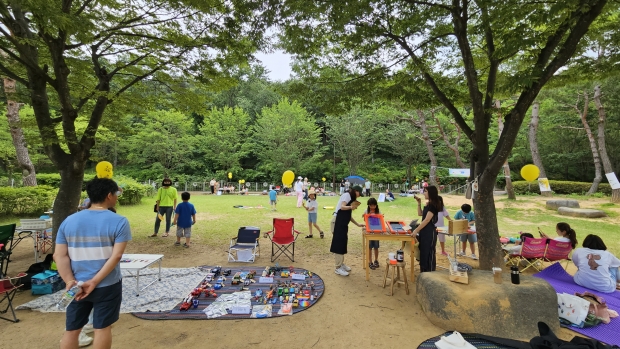 올 6월 11일 선도동 흥무공원에서 부모님들과 아이들이 꼬마장터에 참여하고 있다.