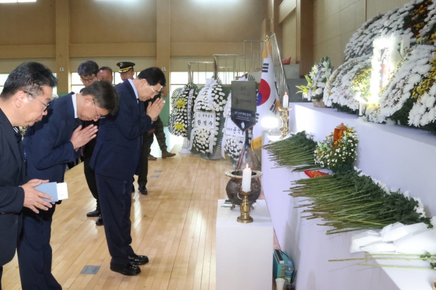 주낙영 경주시장과 간부 공무원들이 21일 오전 해병대 1사단 김대식관에 마련된 고(故) 채수근 상병의 빈소를 찾아 조문하고 있다.