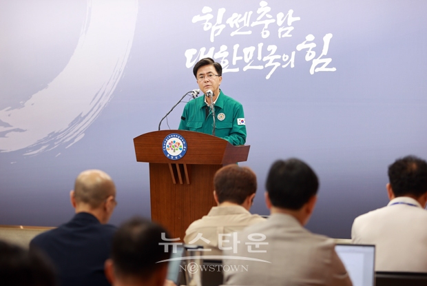 김태흠 지사는 국가첨단전략산업 특화단지 지정과 관련해서 “전국 21개 지자체가 반도체, 디스플레이, 이차전지 등 3개 첨단산업에서 각축전을 벌여 총 7개 특화단지를 지정, 디스플레이는 충남이 유일하게 지정됐다”며 환영의 뜻을 밝혔다.