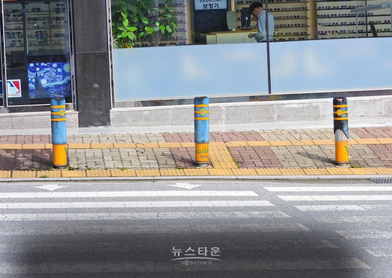 인도 차량진입 방지시설(봉) 걸레가 따로 없네