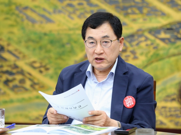 주낙영 경주시장은 31일 오전 시청 알천홀에서 확대간부회의를 주재하고 있다.