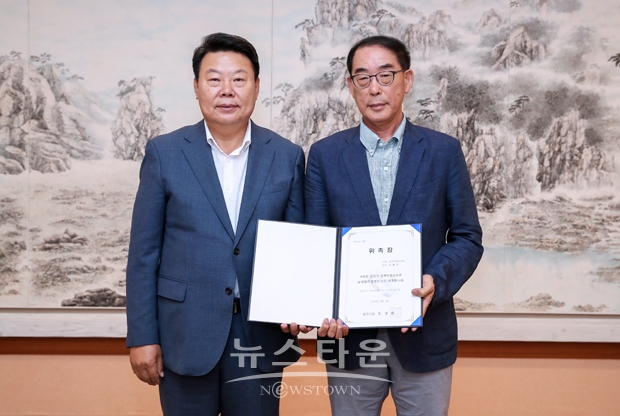 당진시가 8월 3일 김완수 전 농림축산부 과장을 농업 분야 정책특별보좌관으로 위촉했다. 사진) 좌측부터 오성환 당진시장, 김완수 정책특별보좌관