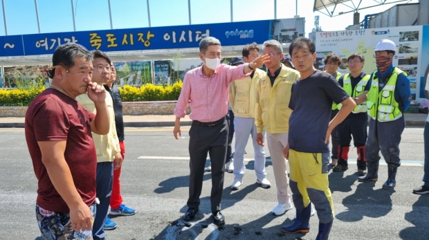 이강덕 포항시장은 도로침하 현상이 발생한 죽도시장 현장을 찾아 인근도로 교통통제 등 시민들의 안전을 위한 최대한의 조치를 취할 것을 주문했다.