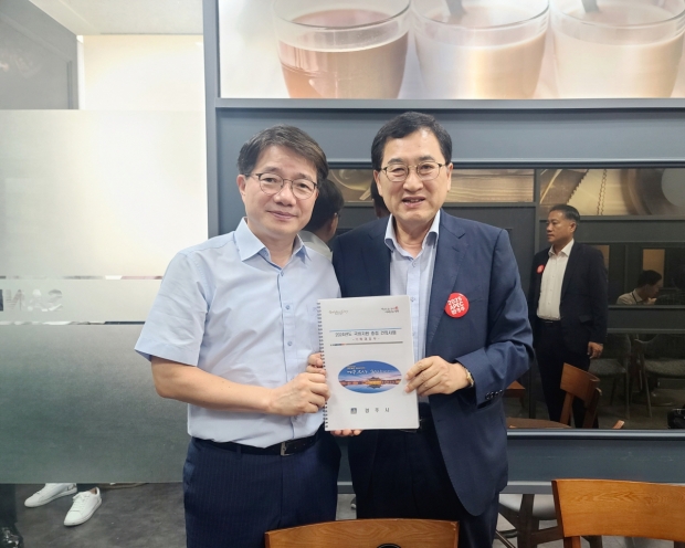 주낙영 경주시장이 9일 오전 서울 반포 소재 서울지방조달청 회의실에서 김동일 기재부 예산실장을 만나 지역 현안사업 관련 국비지원을 건의하고 있다.