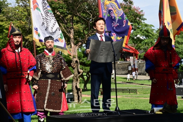 결사항전 결의문을 낭독하는 조규일 진주시장