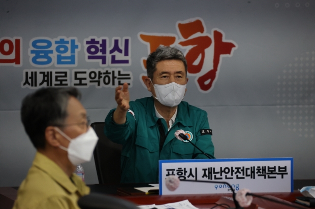 이강덕 포항시장이 10일 오후 재난안전상황실을 방문해 시민과 관광객들이 불편함이 없도록 태풍 피해 후속 조치에 철저를 기할 것을 당부했다.