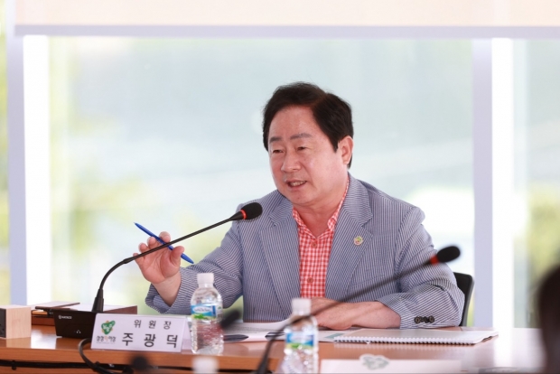 주광덕 남양주시장이 임시회에서 인사말을 하고 있다.