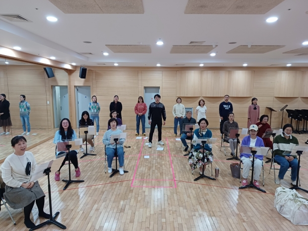‘제1기 경주시립극단 시민연극교실’에 참여한 회원들이 낭독공연 ‘산불’을 연습하고 있는 모습.