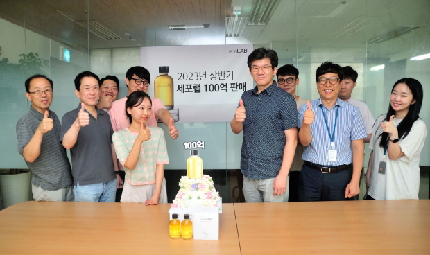 서울 서초구 양재동 퓨젠바이오 사무실에서 김윤수 대표와 직원들이 2023년 상반기 세포랩 100억 매출 돌파를 기념해 단체 사진을 촬영하고 있다.