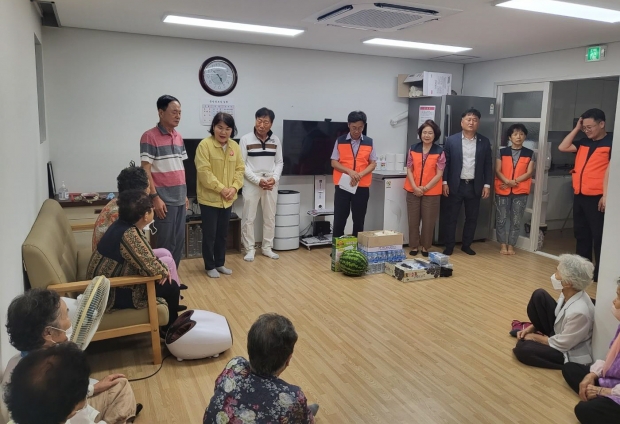 8월 11일 중부동지역자율방재단과 지역사회보장협의체들이 경로당을 방문해 폭염대비 물품을 배부하고 있다.