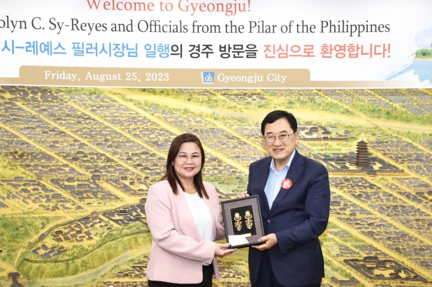 주낙영 경주시장이 방한 중인 캐롤린 시레예스 필리핀 필러시장과 25일 경주시청 대외협력실에서 간담회를 갖은 후 기념촬영을 하고 있다.