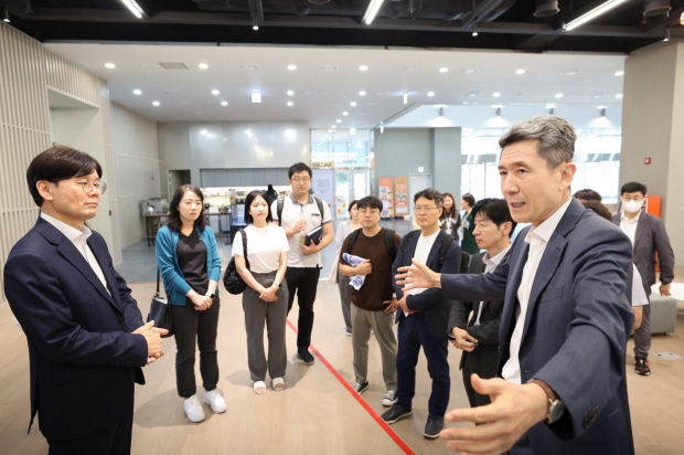 포항시 정책연수단이 31일 스타트업 혁신기지로 급부상하고 있는 서울창업허브 M+센터를 방문해 시설을 둘러보고 있다