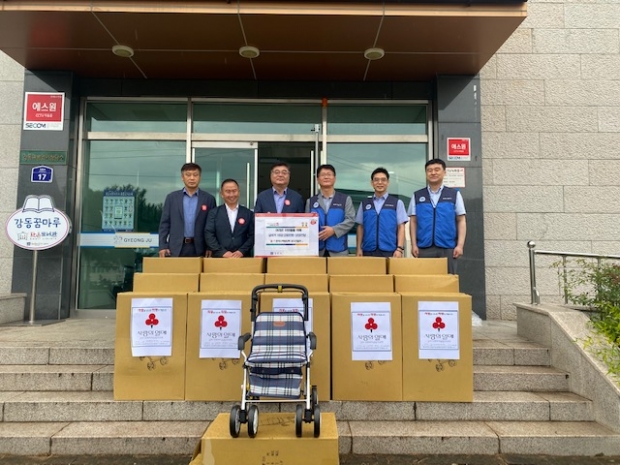 지난 30일 한수원 양수건설처에서 강동면 행정복지센터를 방문해 저소득 어르신들을 위한 보행보조차 16대를 후원했다.