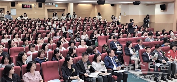  '수원 보육을 말하다' 의정현안정책 토론회 참석자 모습(오른쪽 세 번째부터 김기정 의장, 이재준 시장, 김보현 회장 순) /송은경 기자<br>