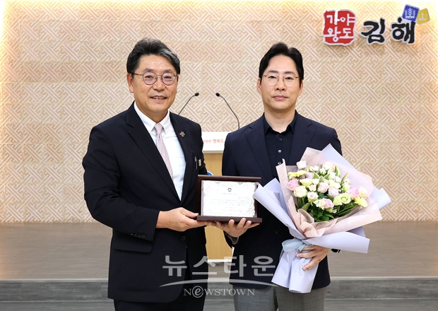홍태용 김해시장이 9월 1일 부강스프링(주) 이성환 대표에게 ‘9월 자랑스러운 김해 CEO상’을 수여했다.