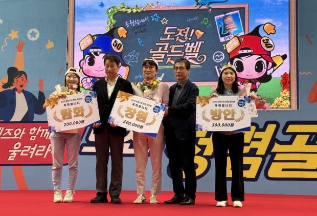 최종 결선에 진출한 3인인 북구 송라면 김나현 주무관(좌측), 투자기업지원과 임태형 주무관(가운데), 남구 산업과 이승진 주무관(우측)이 김남일 포항시 부시장과 서승모 감사담당관과 기념사진을 촬영하고 있다.