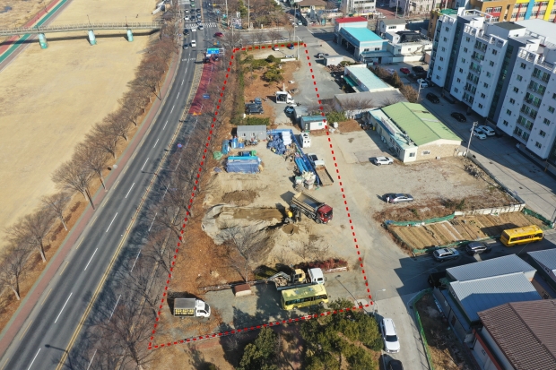 경주시가 추진 중인 성건동 녹지 단절구간 내 완충녹지 조성사업 부지 전경(빨간 점선 내)