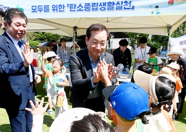 유정복 인천광역시장이 7일 시청 앞 애뜰광장에서 열린 '제4회 푸른 하늘의 날 기념식'에서 부스를 둘러보고 있다.