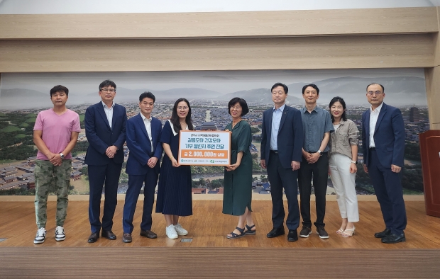 6일 경주 보건소에서 걸음모아 건강모아 기부챌린지 후원 전달식이 진행되고 있다. (왼쪽에서 네 번째 장현주 경주시 지역아동센터협회장, 다섯 번째 최재순 보건소장)