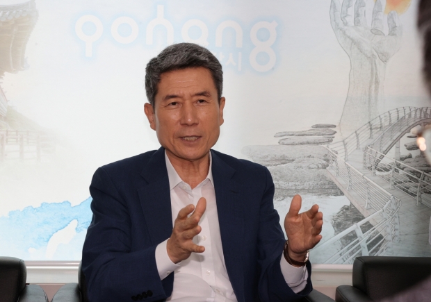 이강덕 포항시장이 13일 포항시청 브리핑룸을 방문해 지방소멸 극복 방안에 대한 자신의 견해를 밝히고 있다.